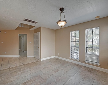 3510 Greenwood Dr Drive - Photo Thumbnail 4