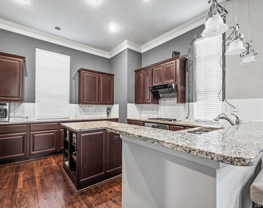 1611 W 23rd Street - Photo Thumbnail 7