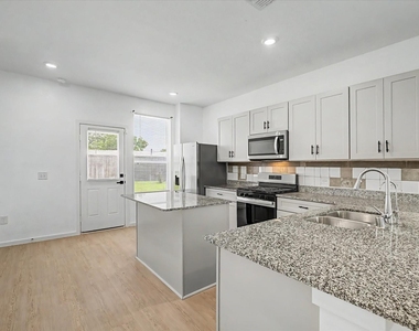 511 Louis Lane - Photo Thumbnail 6