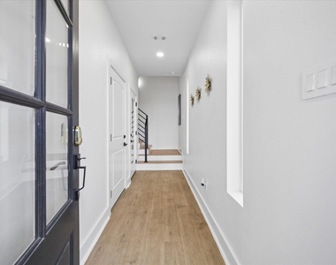 104 E 44th Street - Photo Thumbnail 2