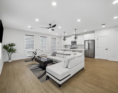 104 E 44th Street - Photo Thumbnail 9