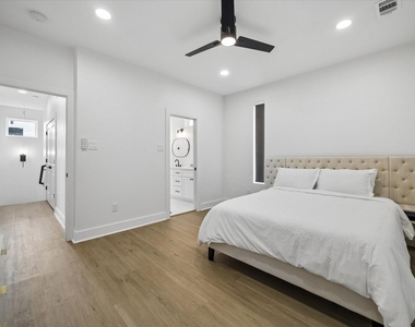 104 E 44th Street - Photo Thumbnail 11