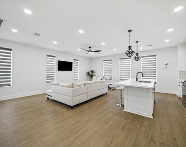 104 E 44th Street - Photo Thumbnail 4