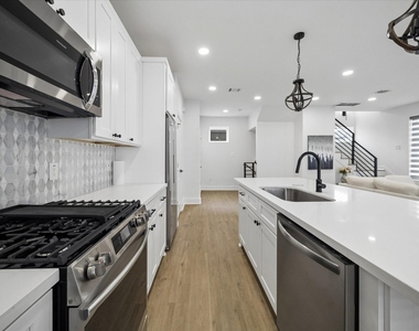 104 E 44th Street - Photo Thumbnail 6
