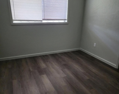 2930 Danforth Dr - Photo Thumbnail 6