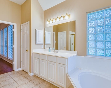 3208 Sumac Drive - Photo Thumbnail 21