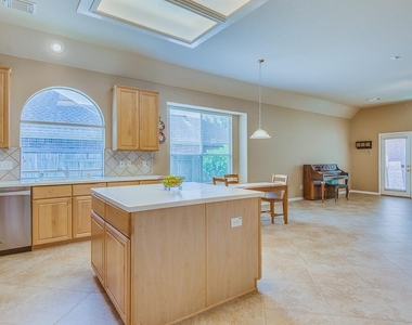3208 Sumac Drive - Photo Thumbnail 13