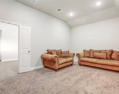 1815 Carriage Oaks Ln - Photo Thumbnail 16