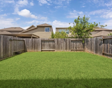 1817 Agoura Hills Dr - Photo Thumbnail 14