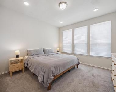 1817 Agoura Hills Dr - Photo Thumbnail 9
