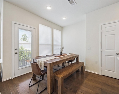 1817 Agoura Hills Dr - Photo Thumbnail 4