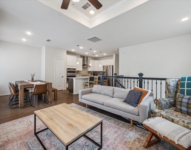 1817 Agoura Hills Dr - Photo Thumbnail 3