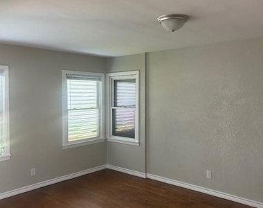 1909 2nd Ave N - Photo Thumbnail 1