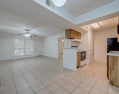 8201 Richmond Avenue - Photo Thumbnail 4