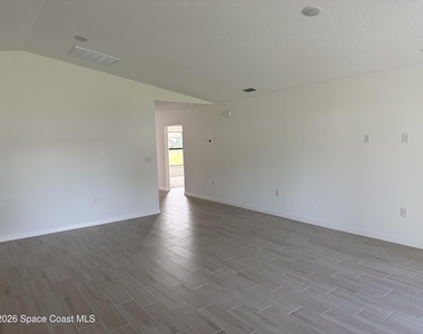 792 Geary Street Sw - Photo Thumbnail 3