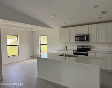 792 Geary Street Sw - Photo Thumbnail 2