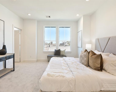1016 W 15th 1/2 Street - Photo Thumbnail 26