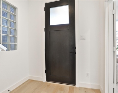 1016 W 15th 1/2 Street - Photo Thumbnail 3