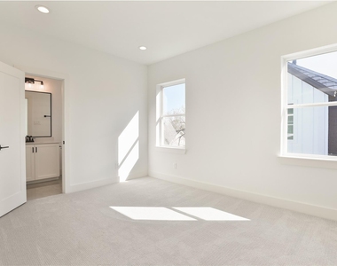 1016 W 15th 1/2 Street - Photo Thumbnail 37