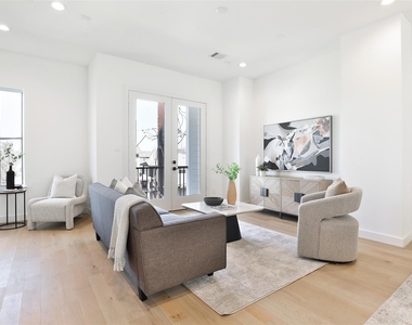 1016 W 15th 1/2 Street - Photo Thumbnail 21