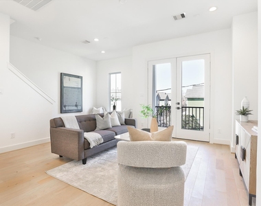 1016 W 15th 1/2 Street - Photo Thumbnail 20