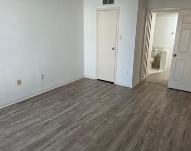 2816 S Bartell Drive - Photo Thumbnail 16