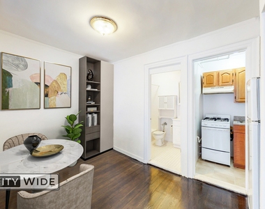 1045 Lexington Avenue - Photo Thumbnail 2