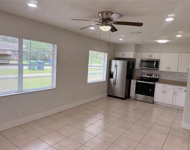 10123 N 11th Street - Photo Thumbnail 4