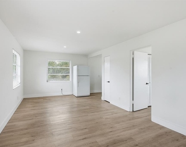 2837 18th Avenue N - Photo Thumbnail 2