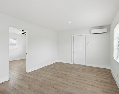 2837 18th Avenue N - Photo Thumbnail 5