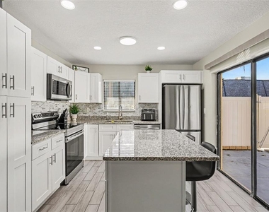 8114 Oak Trace Way - Photo Thumbnail 4