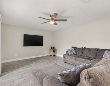 8114 Oak Trace Way - Photo Thumbnail 3