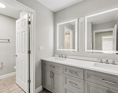 8114 Oak Trace Way - Photo Thumbnail 13