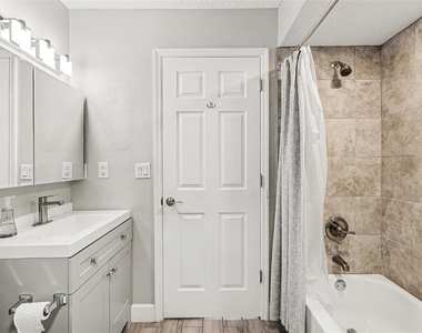 8114 Oak Trace Way - Photo Thumbnail 12