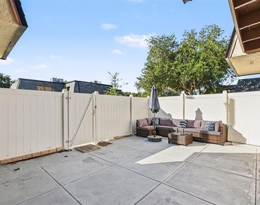 8114 Oak Trace Way - Photo Thumbnail 16
