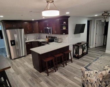 6802 N Boulevard - Photo Thumbnail 5