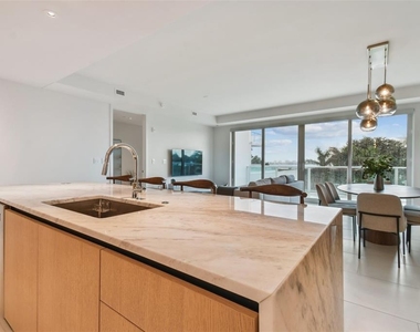 1020 Sunset Point Road - Photo Thumbnail 10