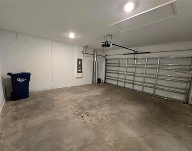 11207 Fieldstone Drive - Photo Thumbnail 4