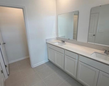 5852 Energy Way - Photo Thumbnail 29