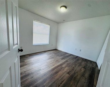 566 Eagle Court - Photo Thumbnail 17