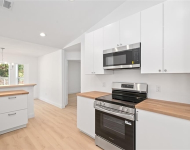12829 Sw 38th Circle - Photo Thumbnail 8