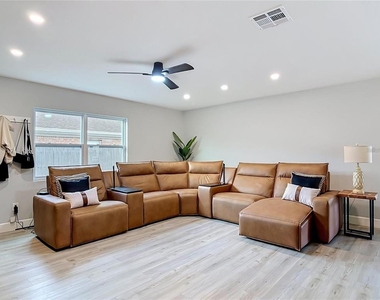 8676 Hillside Drive - Photo Thumbnail 10