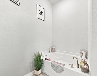 2302 Friendly Confines Loop - Photo Thumbnail 17