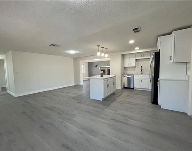 3314 Columbus Drive - Photo Thumbnail 4