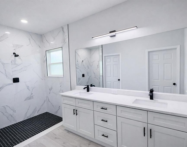 8106 N Galena Avenue - Photo Thumbnail 10