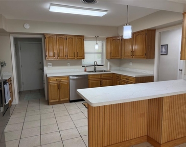 2809 W Fairbanks Avenue - Photo Thumbnail 4