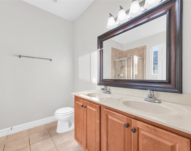 10354 Stratford Pointe Avenue - Photo Thumbnail 16