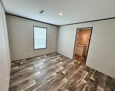 1101 Nw 12th Lane - Photo Thumbnail 6