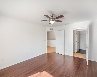 4600 E Moody Boulevard - Photo Thumbnail 9