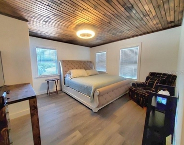 209 W Olympia Avenue - Photo Thumbnail 21